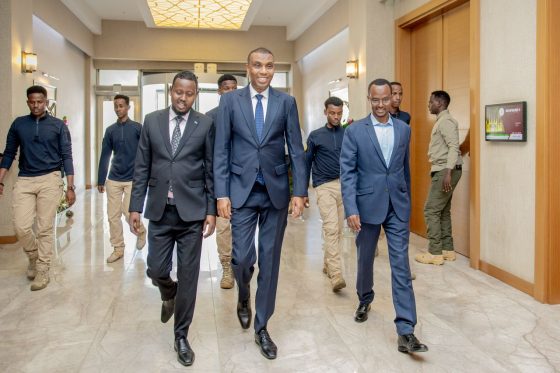 Ra’iisul Wasaaraha Xukuumadda Federaalka Soomaaliya, Mudane Xamsa Cabdi Barre, oo daahfuray Hirgelinta Siyaasadda Qaran ee Darajooyinka iyo Mushaaraadka Shaqaalaha Rayidka ah ayaa sheegay in siyaasaddani tahay mid xoojinaysa cududda shaqaalaha Soomaaliyeed.