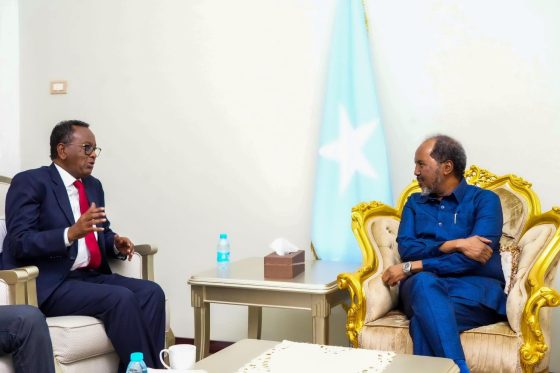 Madaxweynaha Jamhuuriyadda Federaalka Soomaaliya Mudane Xasan Sheekh Maxamuudm,ayaa Madaxtooyada Qaranka ku qaabilay Ra’iisul Wasaare hore Mudane Cabdi Faarax Shirdoon.