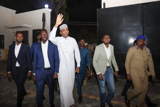 Muqdisho, Isniin, 12 Maajo 2025: – Ra’iisul Wasaaraha Xukuumadda Jamhuuriyadda Federaalka Soomaaliya, Mudane Xamsa Cabdi Barre, ayaa tacsi ugu tagey qoyska uu ka geeriyooday Alle ha u naxariistee Ugaas Cabdullaahi Ugaas Faarax.