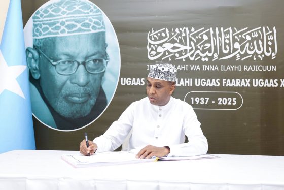 Ra’iisul Wasaaraha Xukuumadda Jamhuuriyadda Federaalka Soomaaliya, Mudane Xamsa Cabdi Barre, ayaa tacsi ugu tagey qoyska uu ka geeriyooday Allaha u naxariistee Ugaas Cabdullaahi Ugaas Faarax.